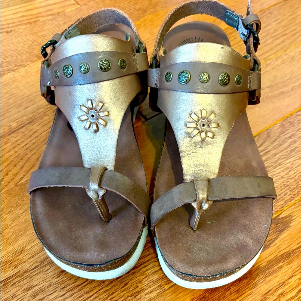 ‼️SALE-SALE-SALE‼️ OTBT Maverick platform wedge sandal, brown/metallic leather
